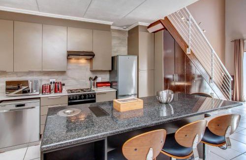 Greater Johannesburg Metropolitan Area Apartment | Upmarket Ultra Modern Sandton Apartment