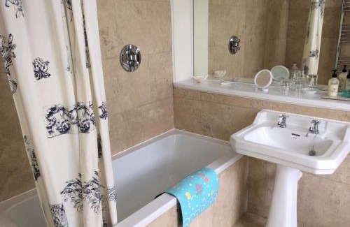 Kemerton Bed & Breakfast | Upper Court