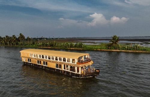 Alappuzha Boat Rental | Upper Deck Boathouse