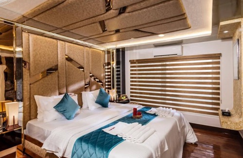 Alappuzha Boat Rental | Upper Deck Boathouse