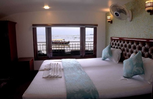 Alappuzha Boat Rental | Upper Deck Boathouse