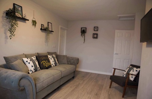 Trafford Apartment | Upper Gathering Sale | Nr Manchester Sleeps 9
