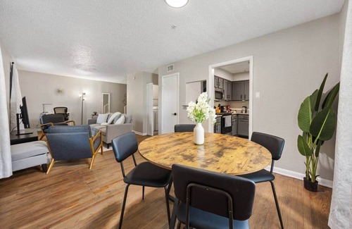 Dallas Apartment | Upscale 2BD Townhouse in Dallas | Pool, W/D, Desk