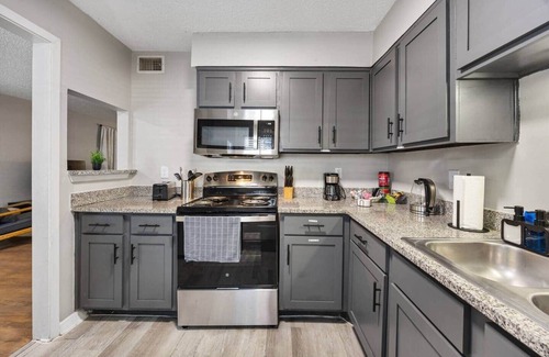Dallas Apartment | Upscale 2BD Townhouse in Dallas | Pool, W/D, Desk