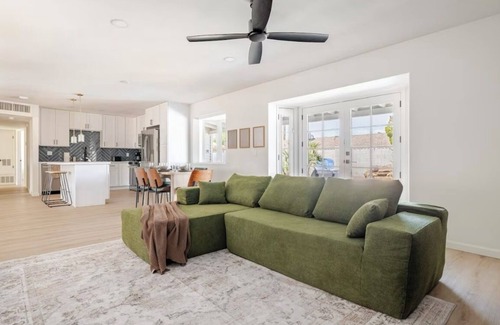 New Papago Parkway House | Upscale 4-Bed Cozy Retreat with Hot tub, Pool & Outdoor theatre