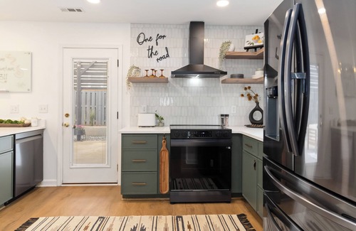 Greenville House | Upscale Artsy Bungalow-Walk away to Unity Park