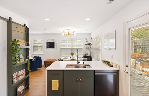 Greenville House | Upscale Artsy Bungalow-Walk away to Unity Park