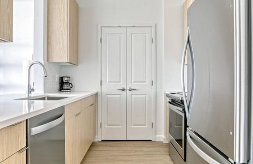 Cambridgeport Apartment | Upscale Cambridge 1BR w/Gym & W/D, walk to Harvard Bridge, by Blueground