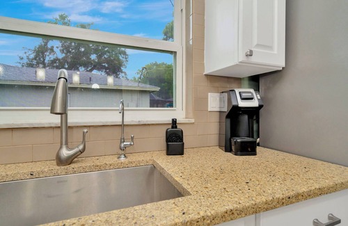 Seffner Community Alliance House | Upscale Family Oasis: Serene Location ~ Pool ~ Parking n