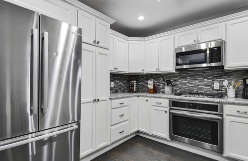 Overland Park House | ★Upscale Home★Best Deck/Patio in KC★DreamLux Beds★Gated Driveway★