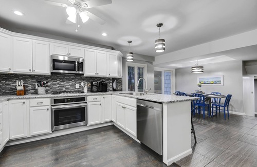 Overland Park House | ★Upscale Home★Best Deck/Patio in KC★DreamLux Beds★Gated Driveway★