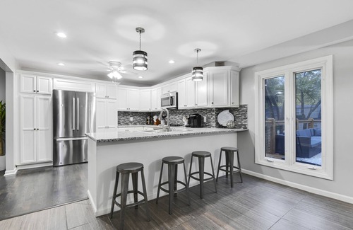 Overland Park House | ★Upscale Home★Best Deck/Patio in KC★DreamLux Beds★Gated Driveway★