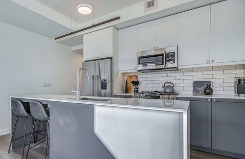 Sunnyside Condo | Upscale Industrial Condo with Patio near LRT