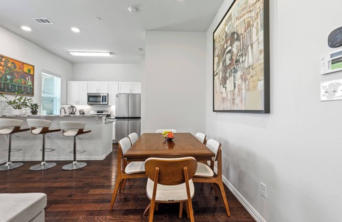Irving House | Upscale Irving 3-Bedroom Townhome Retreat