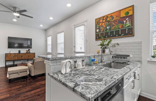 Irving House | Upscale Irving 3-Bedroom Townhome Retreat