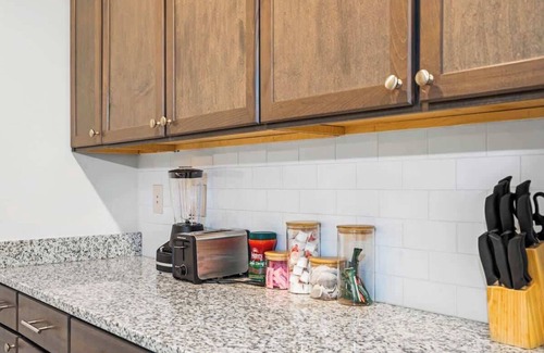 Charlotte Apartment | Upscale King 3BR Suite to Uptown Charlotte!