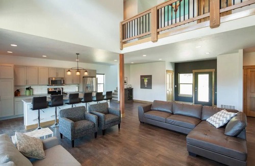 Rexford House | Upscale Lake House! 2 King Master Suites! Kayaks,Bikes,Basketball,EV/RV plug-in!