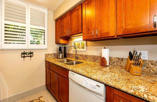 Maalaea Condo | Upscale Maui Oceanfront-Beachfront Condo, Lanai overlooking ocean with epic view