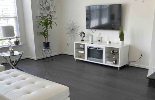 Chester House | Upscale Modern Cheerful Townhome