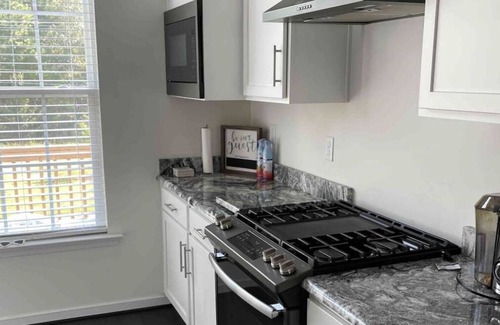 Chester House | Upscale Modern Cheerful Townhome