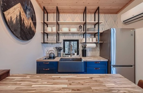 Indian Hills Cabin | Upscale Mountain Treehouse/Fire Pit & Hot Tub