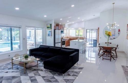 Carrollwood House | Upscale Tampa Bay Dream Home Pool/Putting Green