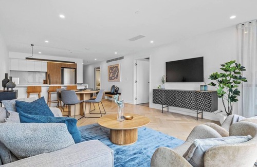 Hobart Central Business District Apartment | Upscale Urban Designer with Large Terrace in CBD