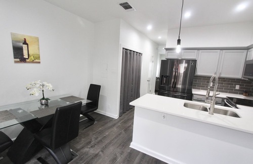 Blossoms Park House | Upscaled townhome near airport