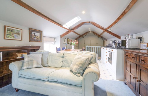 Colyton Cottage | UPSIDE DOWN COTTAGE, pet friendly, with a garden in Colyton