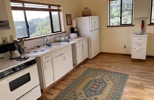 Hopland House | Upstairs Apartment on Nature Retreat