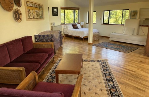 Hopland House | Upstairs Apartment on Nature Retreat