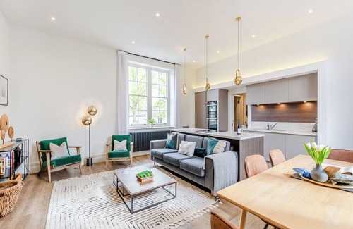 Clitheroe Cottage | Upstairs is a stylish duplex apartment oozing luxury accommodation throughout.