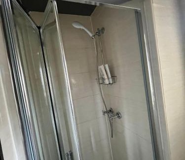 Drumcondra Apartment | Upstairs Studio - Private kitchenette and Small en-suite