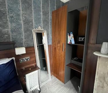 Drumcondra Apartment | Upstairs Studio - Private kitchenette and Small en-suite