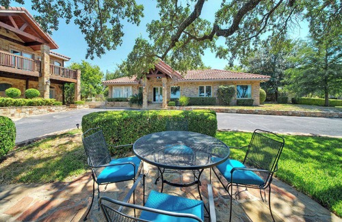 Buchanan Dam House | Upstay -10 Waterfront Mansion with Jetty