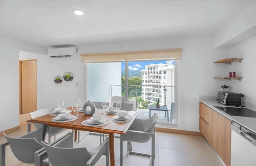 Barrio Santa Lucia Condo | Upstay: Contemporary 3BR Condo w Pool—Jaco Beach