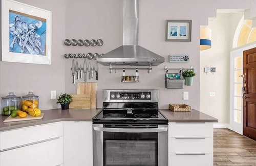Ventura House | Upstay - Home w Garden, BBQ and Games at Golf Club