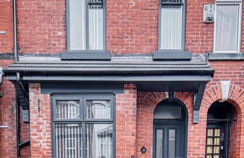 Manchester House | Upto 20% Off! Stylish 5BR Reading & Parking
