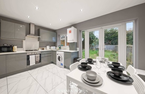 Reading House | Upto 20% OFF | Guest Fav 5BR | Reading & Parking