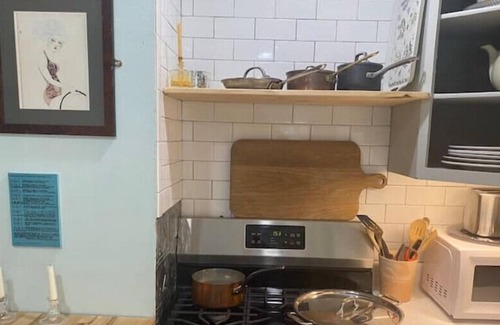 Kingston Apartment | Uptown 2 bedroom w Garden