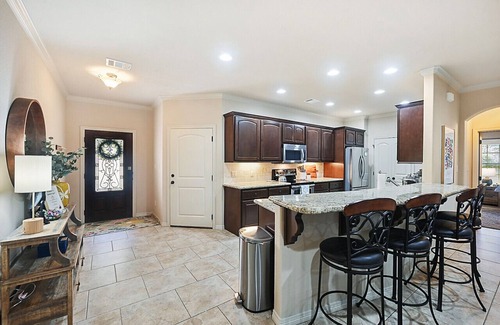 College Station Villa | Uptown Aggie– 4BR Near Kyle Field