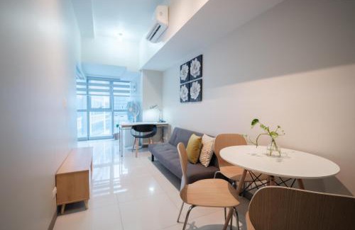 Pinagsama Apartment | Uptown BGC Luxury 1br Suite with Fast Wifi