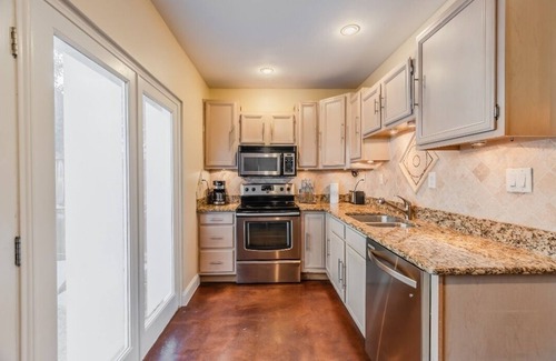 Turtle Creek Condo | Uptown DTX Delight: King Suite Private Backyard