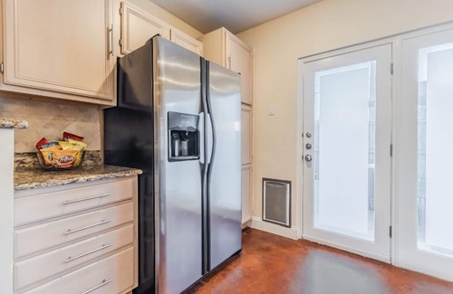 Turtle Creek Condo | Uptown DTX Delight: King Suite Private Backyard