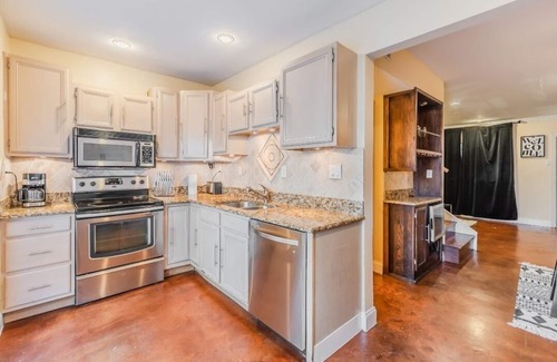 Turtle Creek Condo | Uptown DTX Delight: King Suite Private Backyard