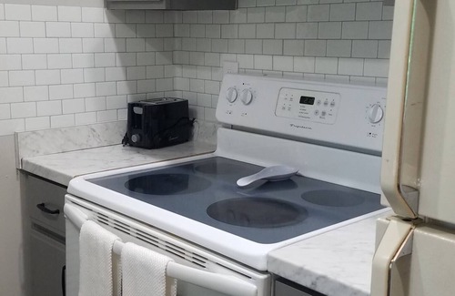 Greenwood Apartment | Uptown Near Self Regional Hospital and Lander Univnn