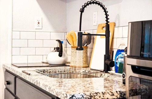 Corridor South Apartment | Uptown OKC Studio | 15 mins to OKC State Fair Park #03D