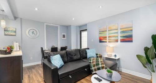 Centretown West Apartment | Urban 1BR Gem with Kitchen, Smart TV & Workspace