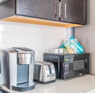Centretown West Apartment | Urban 1BR Gem with Kitchen, Smart TV & Workspace