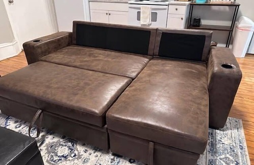 Richmond Apartment | Urban Bloom/King Bed/2TVs/Free Parking/Museums